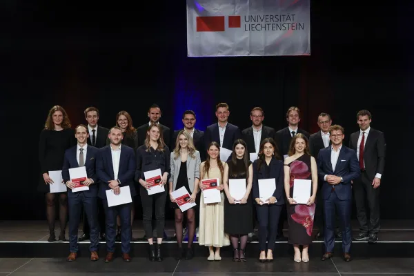 Auf dem Bild sind die Absolvent:innen des Master of Science Entrepreneurship and Management..