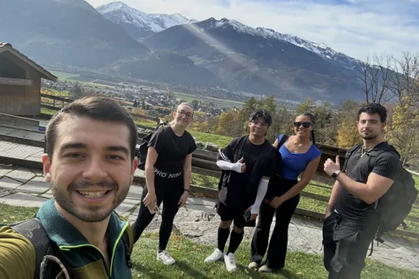 Selfie des Autors mit Freunden mit den Alpen im Hintergrund