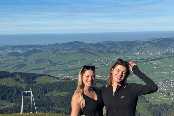 Zwei Frauen auf einem Berg