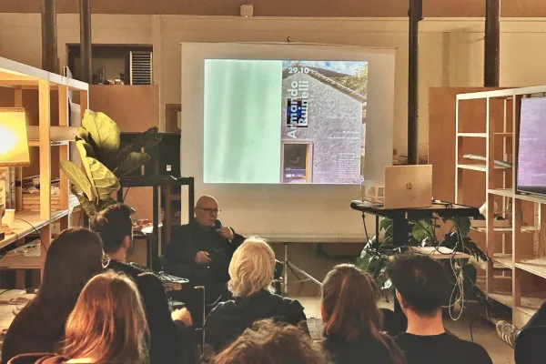 Vortragender in einem Atelier vor vielen Studierenden