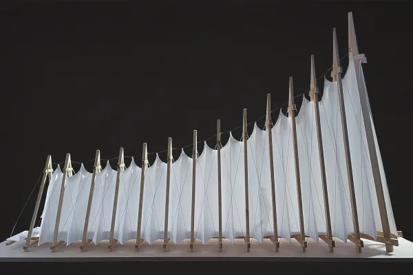 Weisses Architekturmodell mit schwarzem Hintergrund