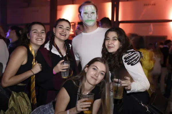 Mehrere Personen posieren für ein Foto an einer Halloween Party
