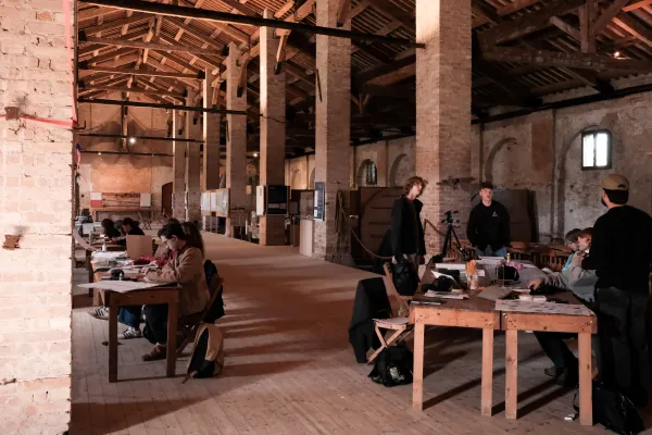 Ein grosser Saal mit mehreren Menschen