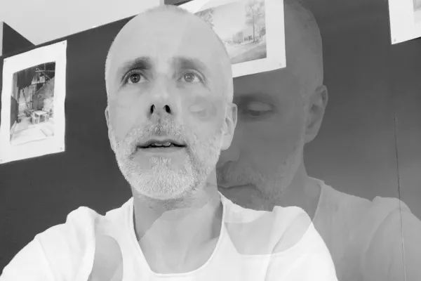 Künstlerisches Schwarz Weiss Porträt mit Doppelbelichtung eines Alumni im kreativen Arbeitsumfeld